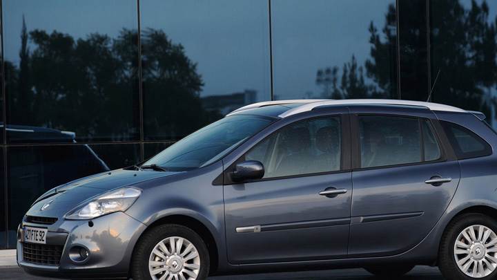 Renault Clio Sport Tourer 2009 In Grey Side Pose